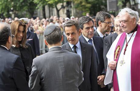 Francouzsk prezident Nicolas Sarkozy s manelkou Carlou Bruniovou-Sarkozyovou