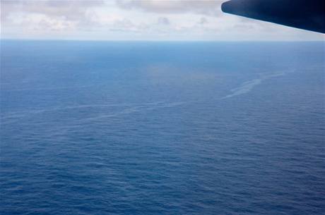 Olejová skvrna, která vznikla na Atlantiku zřejmě během pádu letounu Air France.