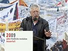 Wolf Biermann, nmecký písniká a básník, pi otevení výstavy Pokojné revoluce 1989-1990; Alexandrovo námstí, Berlín. 