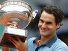 Roger Federer s trofejí pro vítze Roland Garros 2009