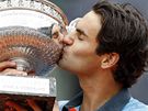 Roger Federer s trofejí pro vítze Roland Garros 2009