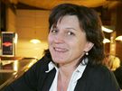 Olga Zubová z Demokratické strany zelených eká na výsledek eurovoleb v restauraci. (7. ervna 2009)