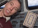 Astronaut Andrew Feustel s výtiskem Nerudových Písní kosmických v raketoplánu Atlantis