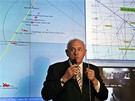 Brazilský ministr obrany Nelson Jobim ukazuje místa, kde se nacházejí trosky zmizelého airbusu Air France (4. ervna 2009)