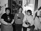 íjen 1988, Hana Holcnerová (vpravo) pee dort do vzení pro Petra Cibulku, v nm byla zapeená pilka. Uprosted autorka lánku Jana Soukupová, vlevo Eva Trúda Vidláová