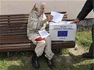 tyiaosmdesátiletá Karolína Marcisová ze slovenského Makova vhazuje volební lístek do mobilní urny (6. ervna 2009