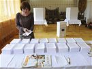 lenka volební komise ze slovenského Makova pipravuje volební lístky (6. ervna 2009