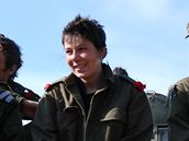 Redaktorka iDNES.cz (na snímku uprosted) po ukonení armádní kurzu peití (28. 5. 2009)