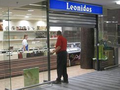 Na praskm hlavnm ndra pibvaj nov obchody. Jednm z nich je prodejna pralinek Leonidas.