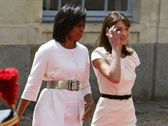 Americk a francouzsk prvn dma - Michelle Obamov (vlevo) a Carla Bruniov 