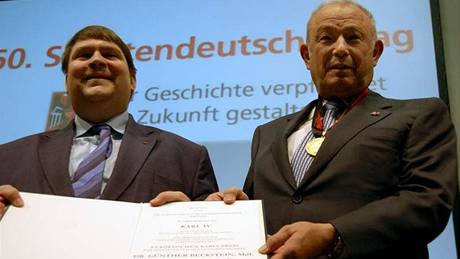 Budeme v EU poadovat domovské právo, uvedl Posselt (vlevo) v projevu ke krajanm. Vpravo bavorský premiér Günther Beckstein.