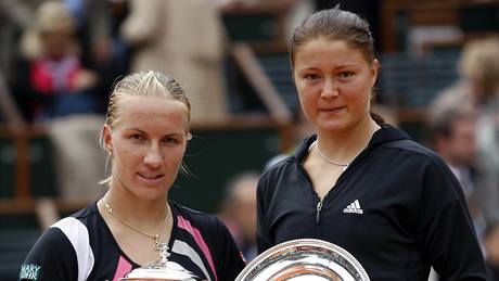 VÍTZKA A PORAENÁ. Svtlana Kuzntsovová (vlevo) s trofejí pro vítzku a Dinara Safinová.
