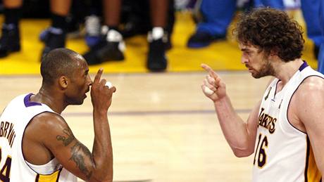 LA Lakers - Orlando, domácí hvzdy Kobe Bryant a Paul Gasol.