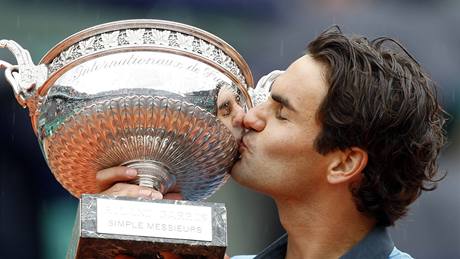 Takhle se p�ed necelým m�sícem Federer radoval z vít�zství na Roland Garros. P�idá i trofej z Wimbledonu?