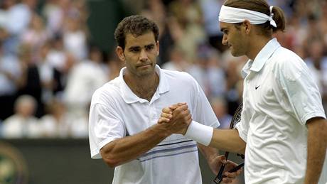 Roger Federer (vpravo) poráí v jediném vzájemném duelu Peta Samprase. Wimbledon 2001, 4. kolo