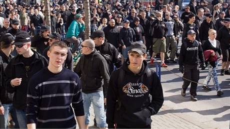 Pochod neonacist v Perov, mladík v pruhovaném triku má být podle anonyma student VUT Petr Beránek