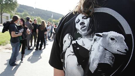 Fanouci kapely Marilyn Manson ped brnnským velodromem