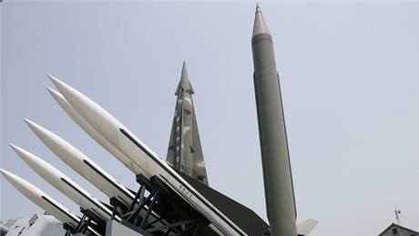 Modely raket v korejském Muzeu války v Soulu. Zcela vpravo je severokorejská raketa Scud-B. (26. kvtna 2009)