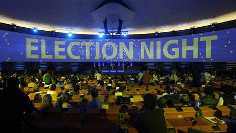 lenové Evropského parlamentu ekají v Bruselu na výsledky eurovoleb. (7. ervna 2009)