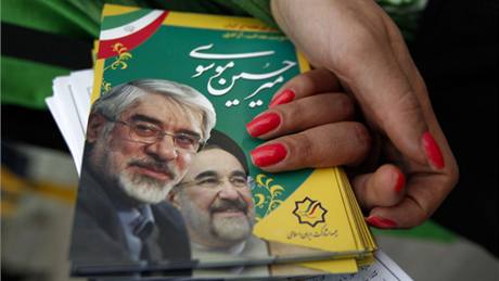 Letáky prezidentského kandidáta v Íránu Míra Hosejna Músávího v Teheránu 