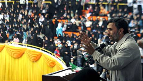Mahmúd Ahmadíneád bhem pedvolebního mítinku promlouvá v Teheránu ke svým píznivcm z ad en (2. ervna 2009)