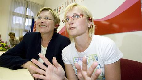 Zuzka Bebarová-Rujbrová a Kateina Konená ve volebním tábu KSM. (7. ervna 2009)