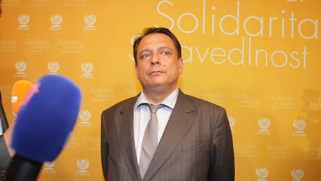 Ji Paroubek ped vyhlenm vsledk voleb do europarlamentu. (8. ervna 2009)
