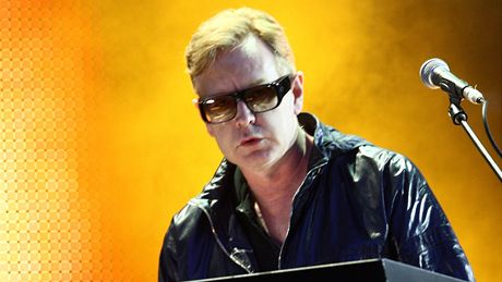 Dave Gahan je zpt na pódiu. Kapela Depeche Mode musela kvli jeho operaci nádoru peruit turné, ped fanouky se vrátila v pondlí v Lipsku.
