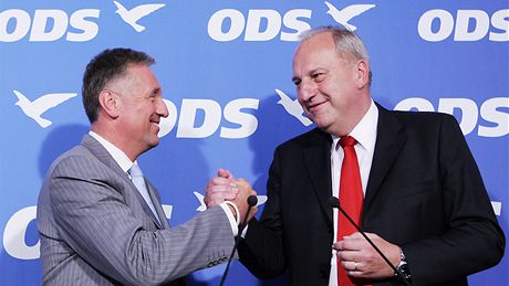 Mirek Topolánek a Even Toenovský se radují z výsledku ODS v eurovolbách (8. ervna 2009)