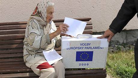 tyiaosmdesátiletá Karolína Marcisová ze slovenského Makova vhazuje volební lístek do mobilní urny (6. ervna 2009