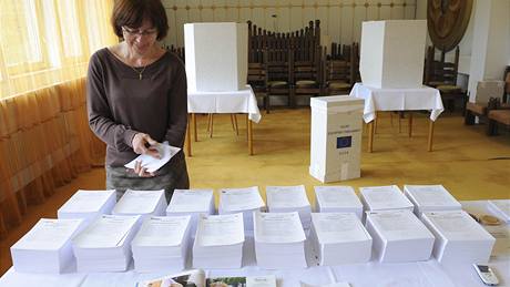 Členka volební komise ze slovenského Makova připravuje volební lístky (6. června 2009