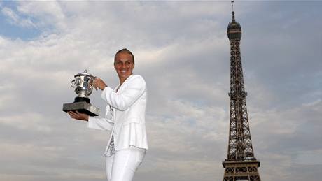 Svtlana Kuzncovová pózuje v Paíi s trofejí pro vítzku Roland Garros.
