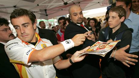Fernando Alonso rozdává autogramy