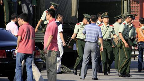 Námstí Tchien-an-men steí v den 20. výroí masakru krom stovek policist i písluníci paramilitárních jednotek v civilu (4. ervna 2009)