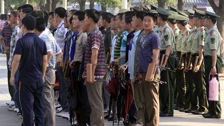 Námstí Tchien-an-men steí v den 20. výroí masakru krom stovek policist i písluníci paramilitárních jednotek v civilu (4. ervna 2009)