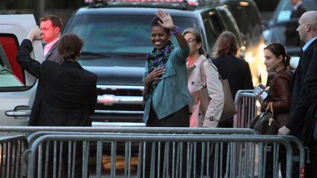 Michelle Obamová mává davm, kdy opoutí Eiffelovu v