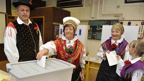 Slovinská rodina Jagodi si k volbám do Evropského parlamentu vyrazila v tradiních krojích (7. ervna 2009)