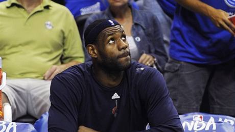LeBron James na lavice jen smutn sleduje vývoj skóre posledního duelu z Orlandem