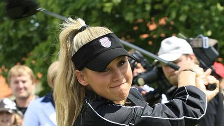 Anna Kurnikovová p�i golfu ve Slavkov�