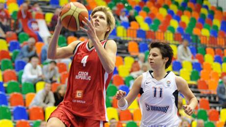 �esko - Slovensko: zakon�ení �eské k�ídelnice Jany Veselé, v pozadí Ivana Jal�ová