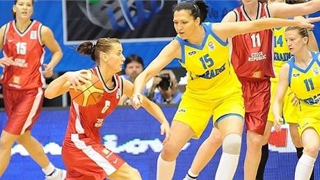 �esko - Ukrajina: �eská rozehráva�ka Kate�ina Barto�ová (6) nají�dí p�es Olenu �er�erunovou