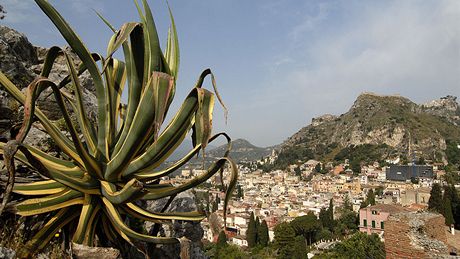 Itálie, Sicílie. Pohled na město Taormina