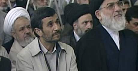 rnsk prezident Mahmd Ahmadned naslouch projevu nejvyho duchovnho Chameneho (19. ervna 2009)