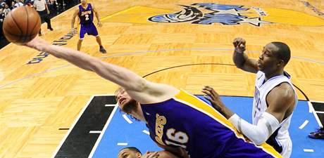 Orlando - LA Lakers, hostujc  Paul Gasol se natahuje po mi. Brn ho Jameer Nelson (vlevo) a Dwight Howard.