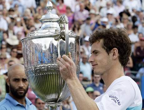 Andy Murray s trofejí pro vítze turnaje v Queen´s Clubu, který britský tenista nevyhrál 71 let