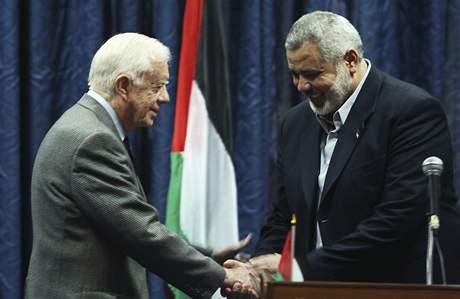 Jimmy Carter v psmu Gazy s vdcem Hamasu Ismlem Hanjou (16. ervna 2009)