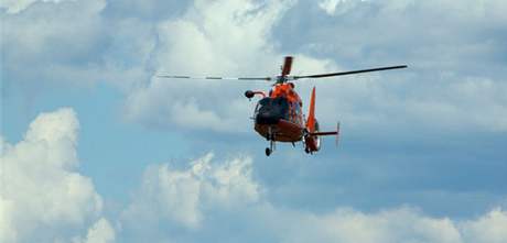U váné podveerní nehody za Prahou zasahoval i vrtulník. Ilustraní foto