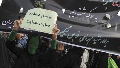 Desetitisce stoupenc Msvho uctilo v Tehernu pamtku osmi obt demonstrac. (18. ervna 2009)