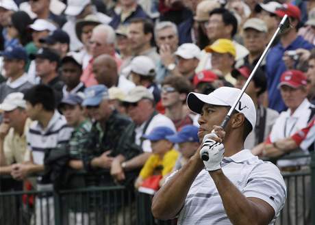 Enormní zájem divák o trénink Tigera Woodse na golfové US Open.