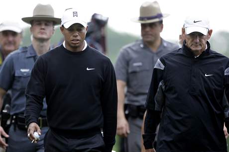 Tiger Woods, jeho trenr Hank Haney a ochranka na US Open.